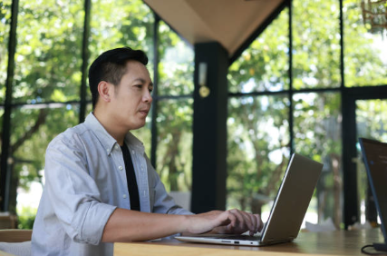 ネットビジネスで月収900万円達成し会社を設立
